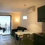 Lacroma מלון דירות 4*