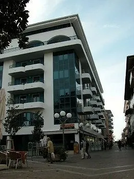 Lacroma Aparthotel